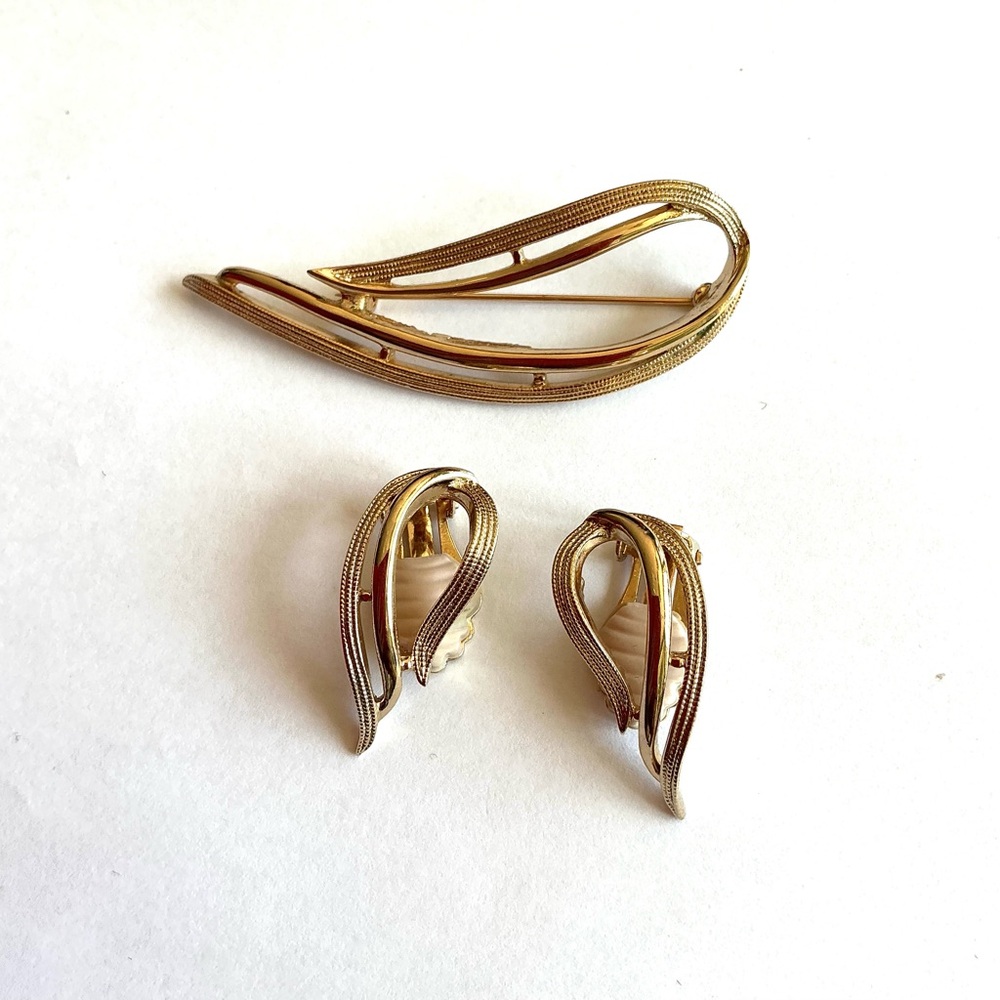 Vintage Elegant Gold Sarah Coventry Canada Jewelry Set